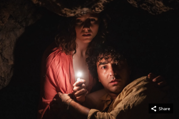 Thomasin McKenzie e Alex Wolff são o destaque em nova imagem de Old, o novo filme do diretor M. Night Shyamalan.