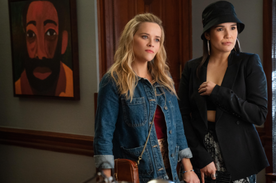 Reese Witherspoon e Zoe Chao em cena de Na Sua Casa Ou Na Minha? Foto: Erin Simkin / Netflix
